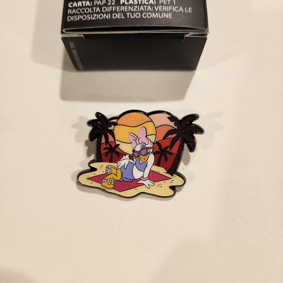 Loungefly Disney Mickey & Friends Daisy Sunset Beach Blind Box Pin Opened - Picture 10 of 11